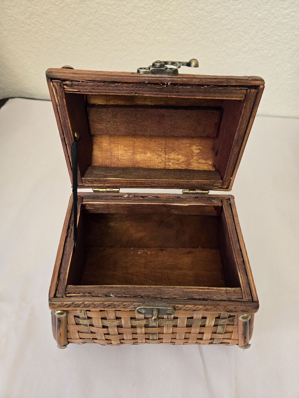 Three Hands Corp Vintage Keepsake Box Wooven Bamboo Brass Accent Latch Front - Picture 7 of 12